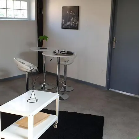 Apartman With One Bedroom In *